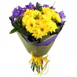Букет из 4 кустовых хризантем и 7 ирисами